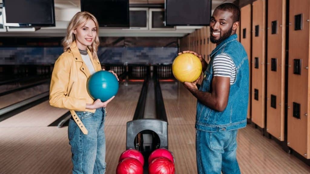 is-bowling-a-good-first-date-5-things-you-should-consider-clever-bowling