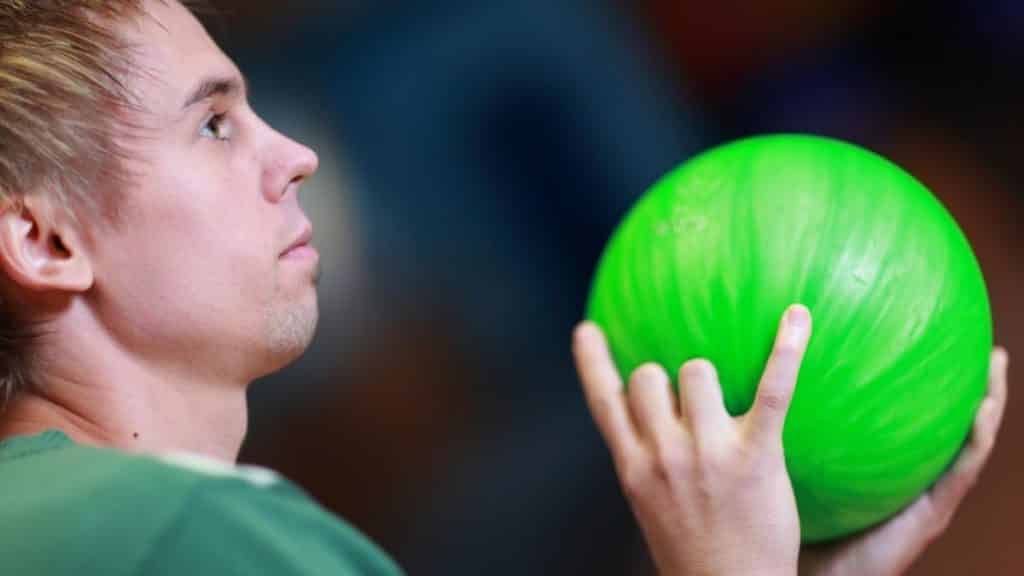 2 handed bowling technique
